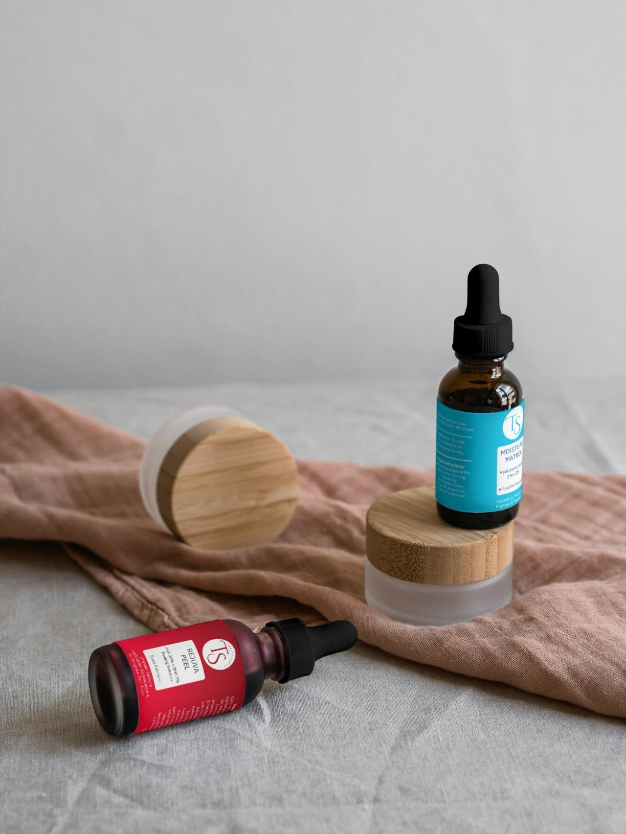 Serum bottle with water splash and moisture-lock icons